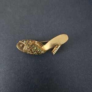 Brooch. High heel shape.